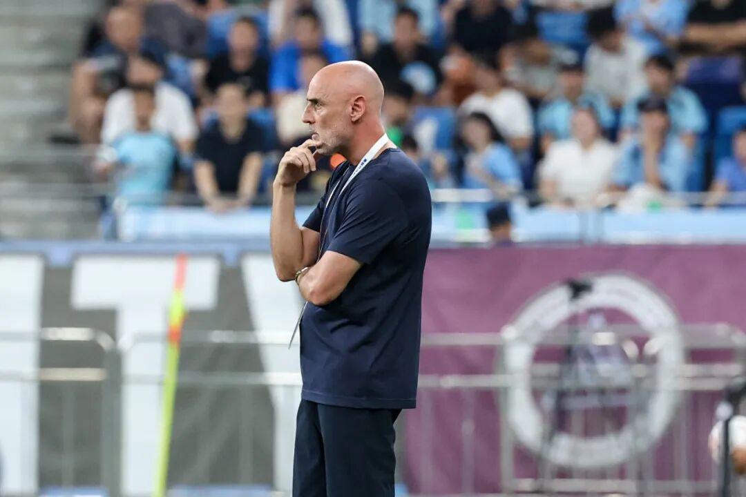 2027年交付！小鹏首位人形机器人自主走下产线：全身76个自由度