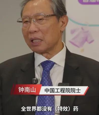 男子骑电车弯道视野盲区逆行 问界M6秒刹停避免碰撞